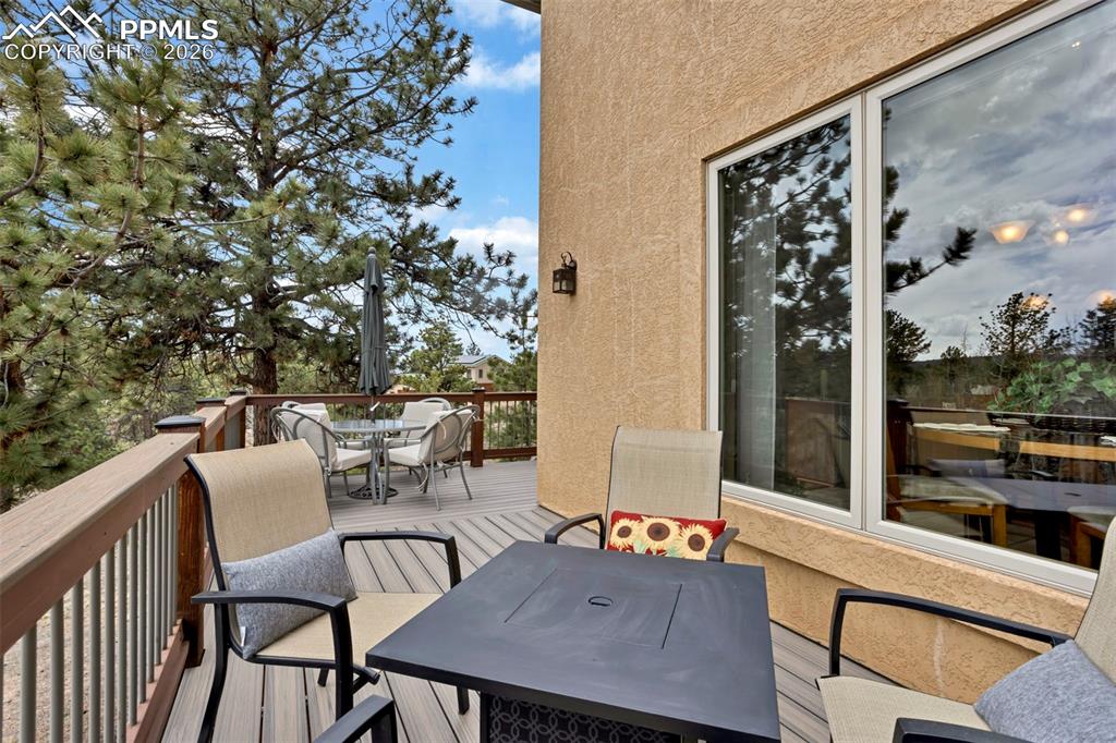 Image 13 of 44: Lower deck, window in breakfast nook