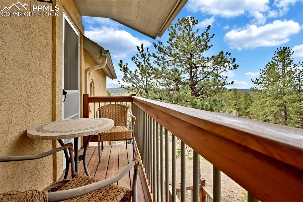Image 30 of 44: Upper level deck