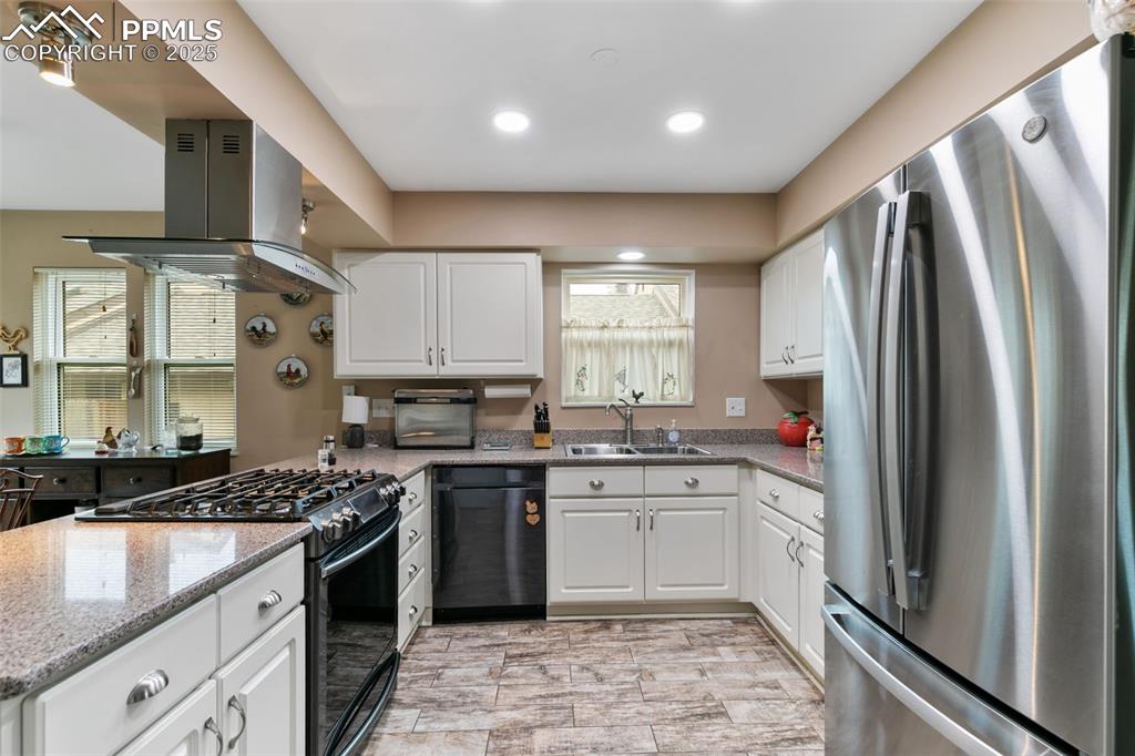 Image 14 of 36: Kitchen