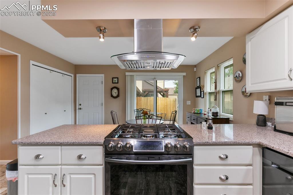 Image 16 of 36: Kitchen