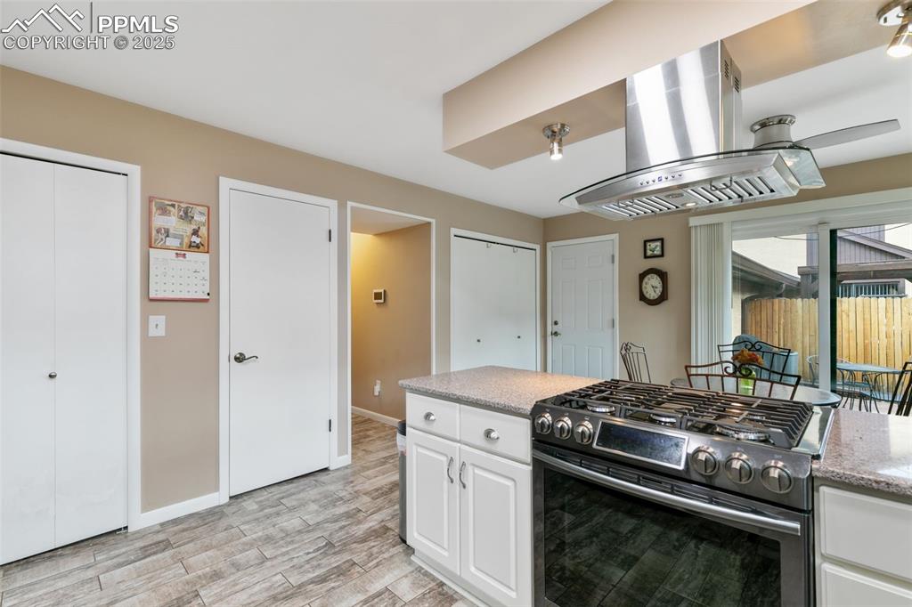 Image 17 of 36: Kitchen