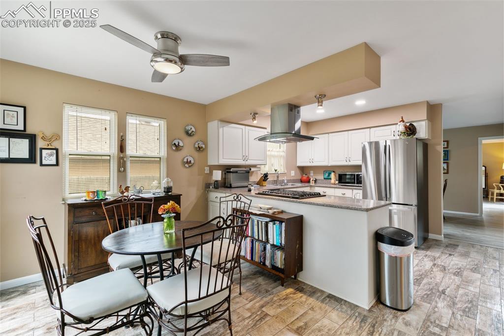 Image 19 of 36: Kitchen