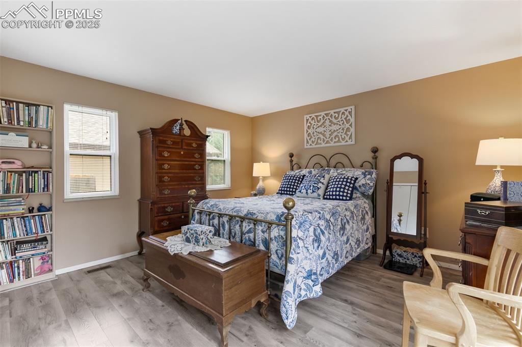 Image 22 of 36: Bedroom