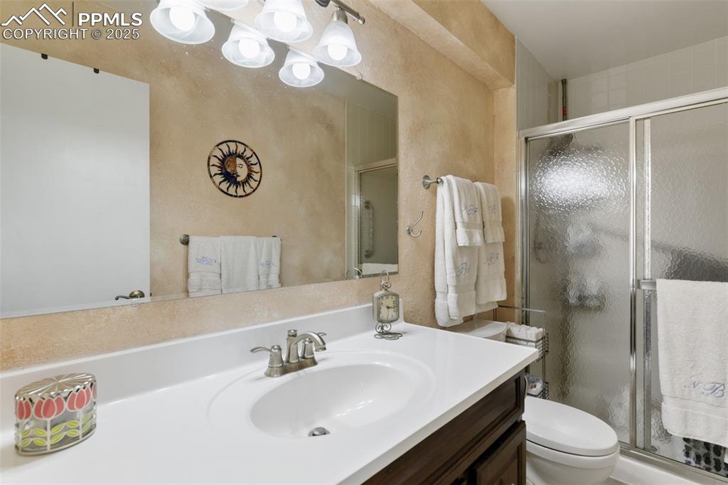 Image 25 of 36: Bathroom