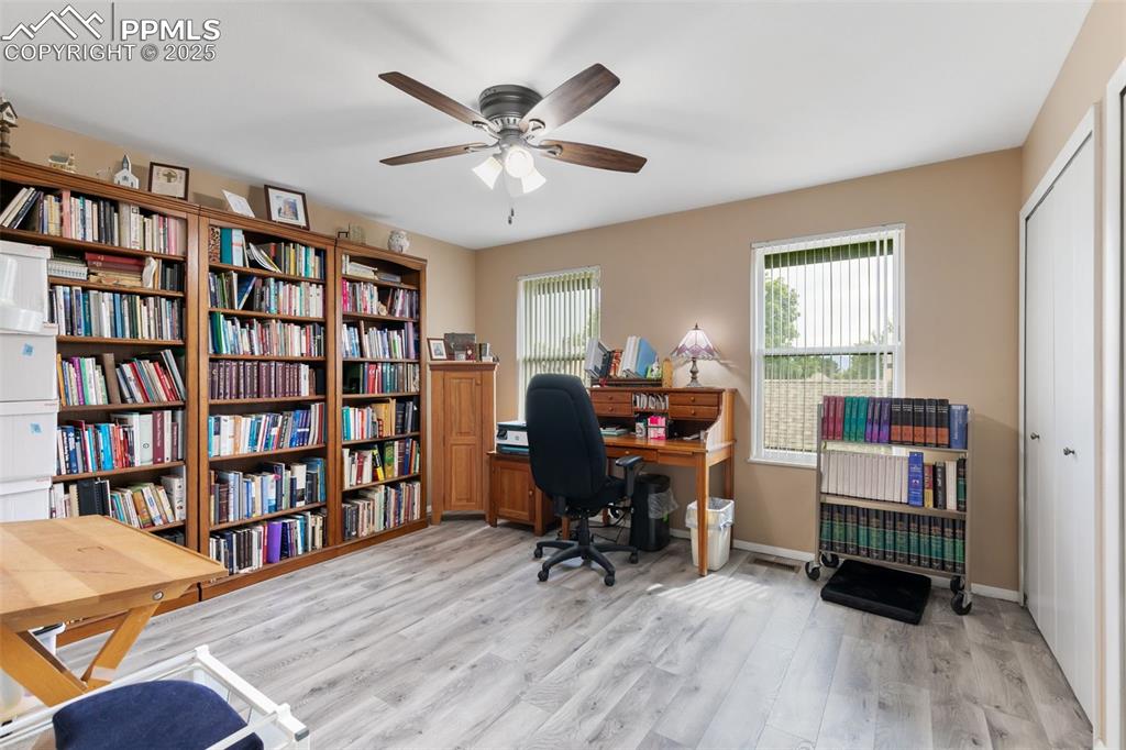 Image 26 of 36: Office