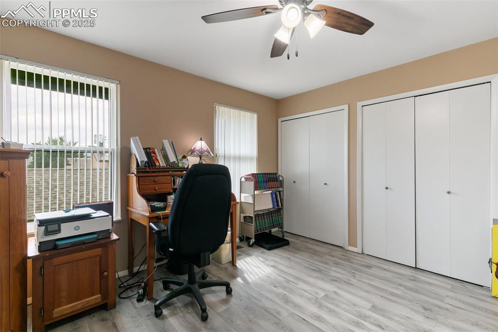 Image 27 of 36: Office