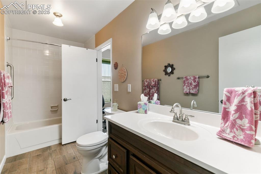 Image 28 of 36: Bathroom