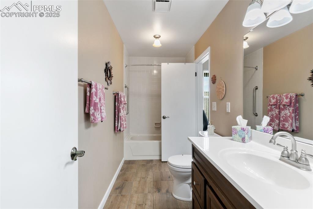 Image 29 of 36: Bathroom