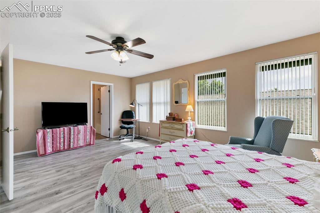 Image 32 of 36: Bedroom