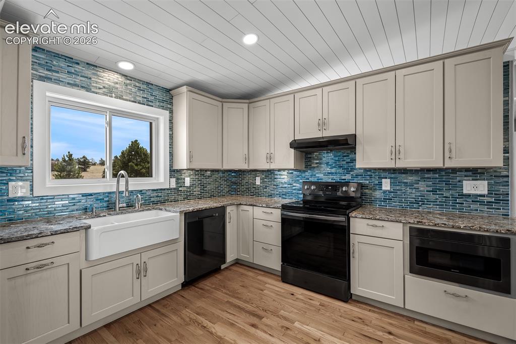 Image 10 of 50: Kitchen