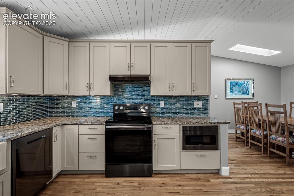 Image 11 of 50: Kitchen
