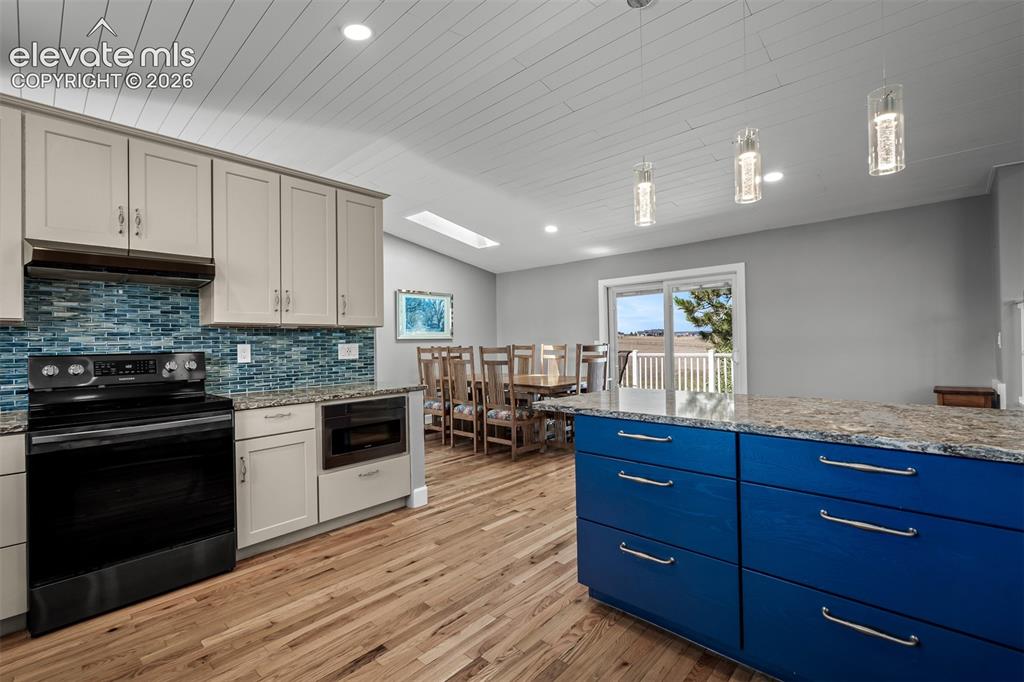 Image 12 of 50: Kitchen