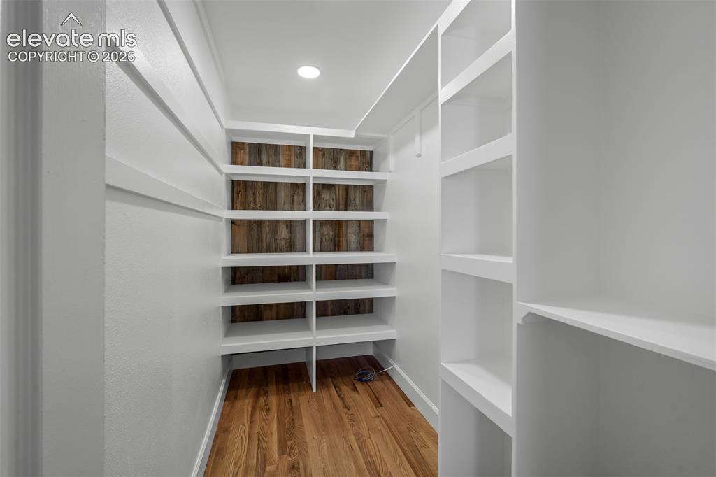 Image 19 of 50: Walk-In Closets