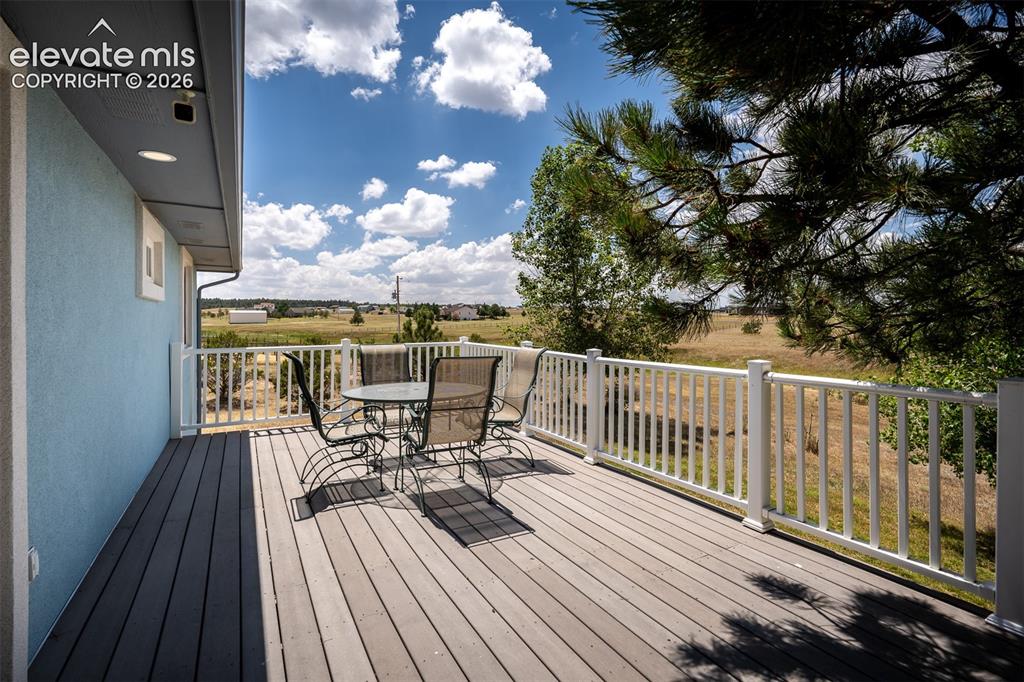 Image 40 of 50: Deck