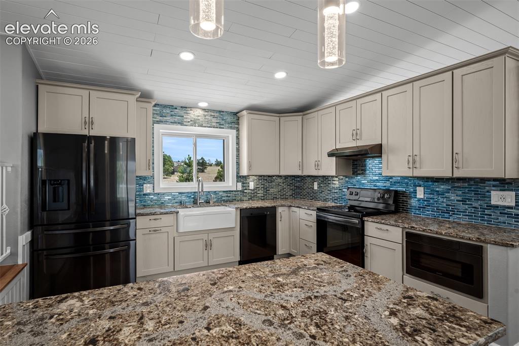 Image 8 of 50: Kitchen