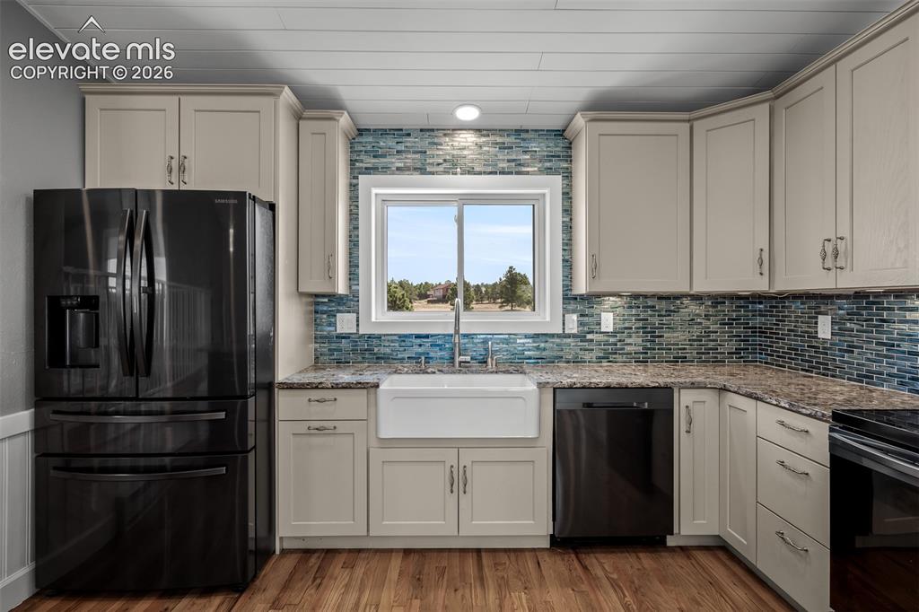 Image 9 of 50: Kitchen