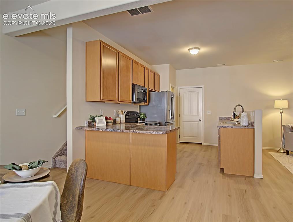 Image 10 of 28: Kitchen