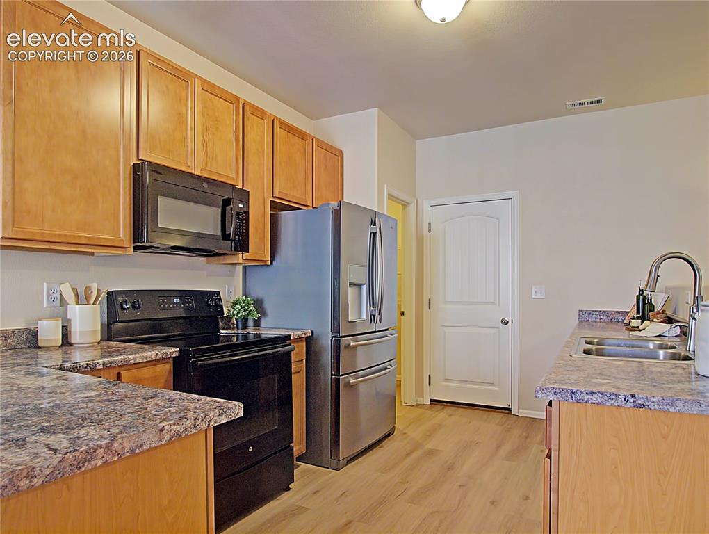 Image 11 of 28: Kitchen