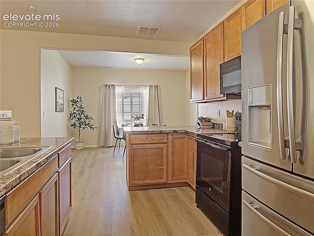 Image 13 of 28: Kitchen
