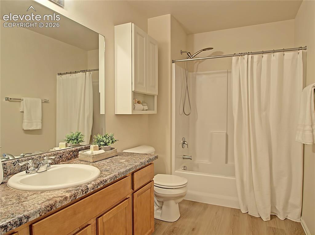 Image 21 of 28: upstairs hall bath