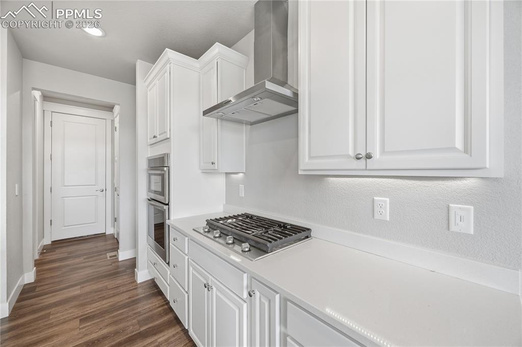 Image 16 of 50: Kitchen