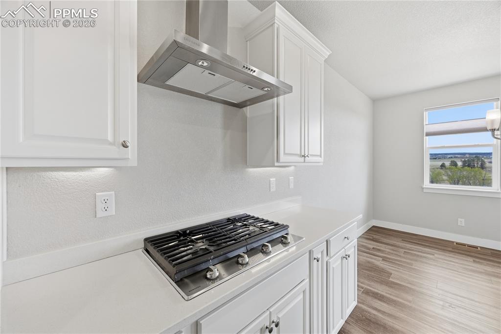 Image 18 of 50: Kitchen