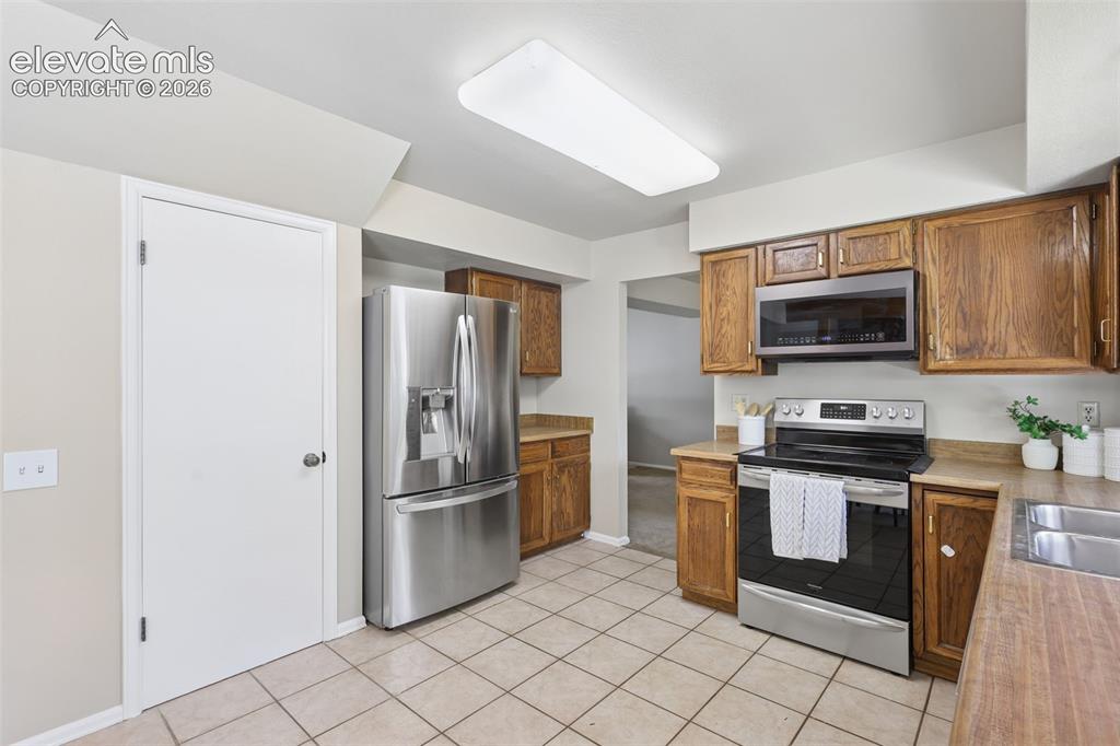 Image 11 of 44: Stainless appliances