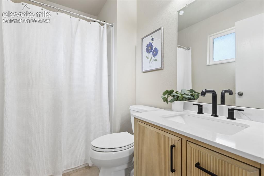 Image 19 of 44: Private Bathroom