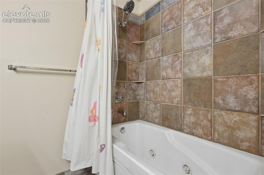Image 23 of 44: Bathroom