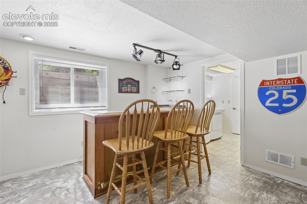 Image 30 of 44: Exceptional entertaining space