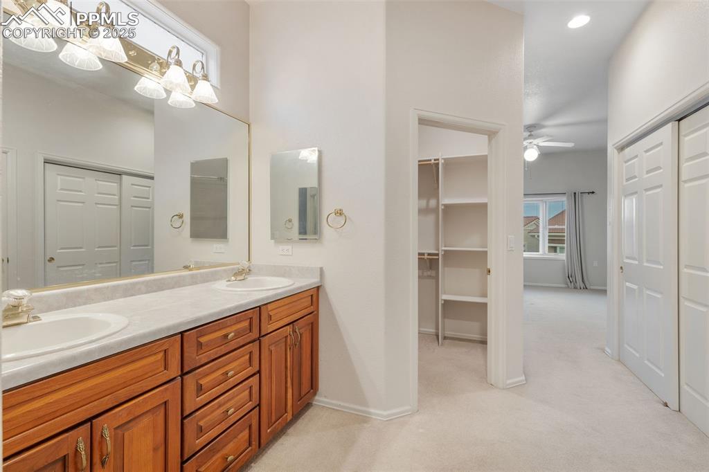 Image 16 of 26: Bathroom