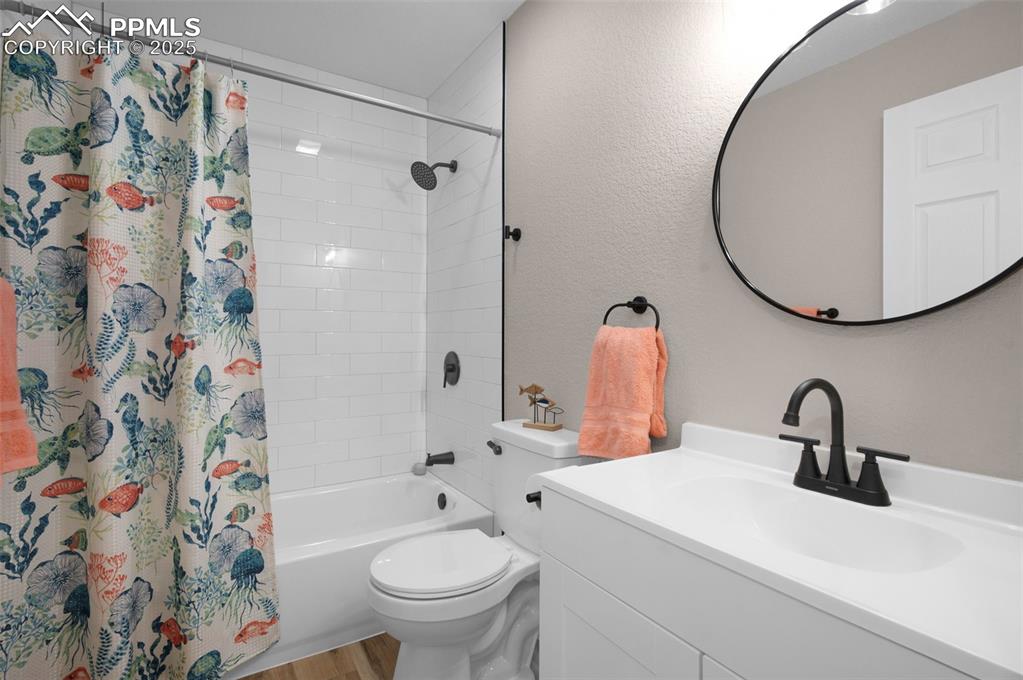 Image 17 of 32: Bathroom