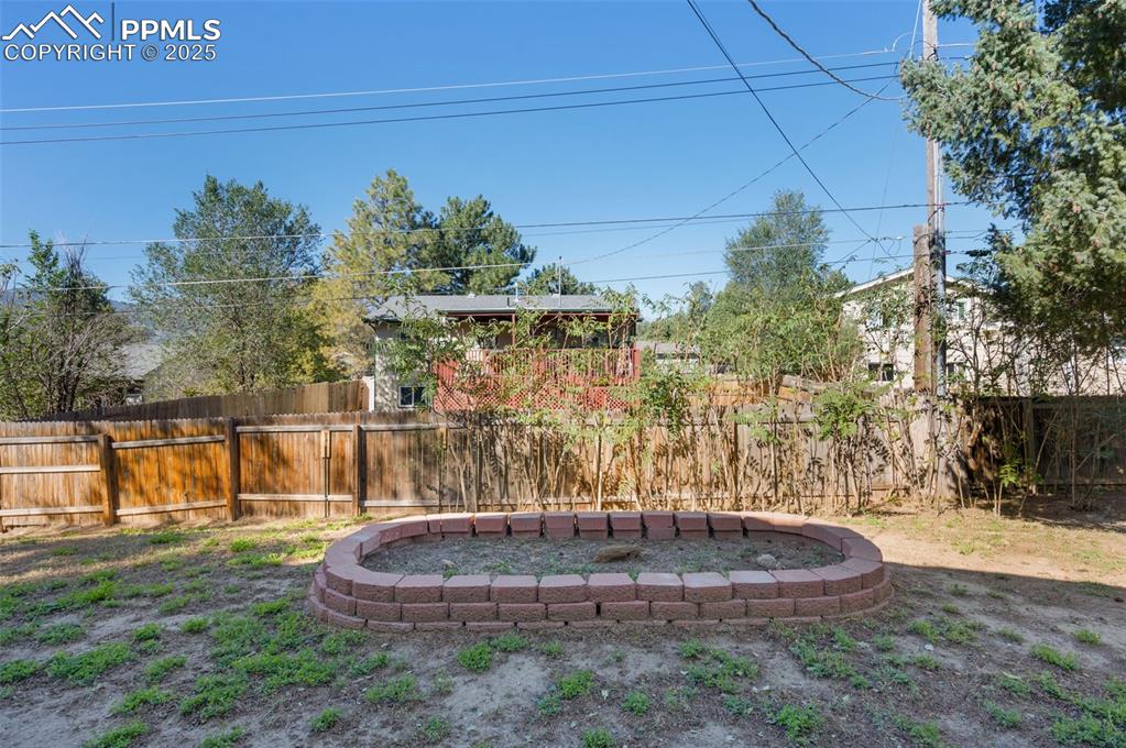 Image 26 of 32: Yard