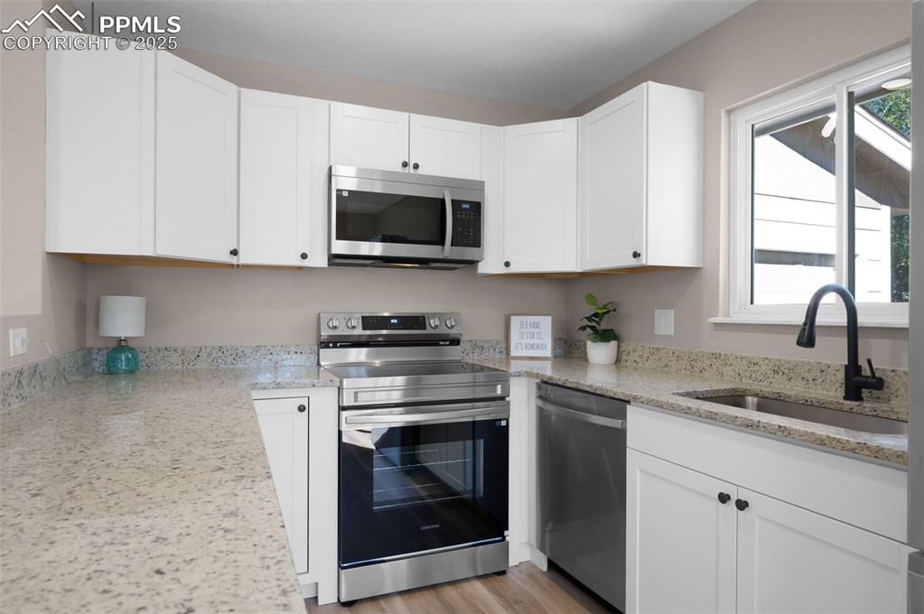 Image 7 of 32: Kitchen