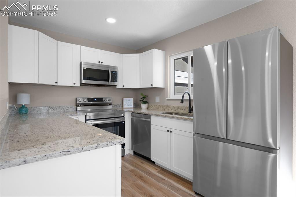 Image 8 of 32: Kitchen