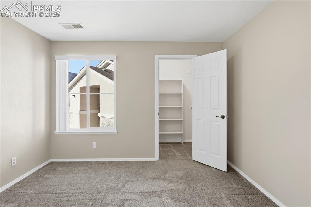 Image 17 of 25: Bedroom