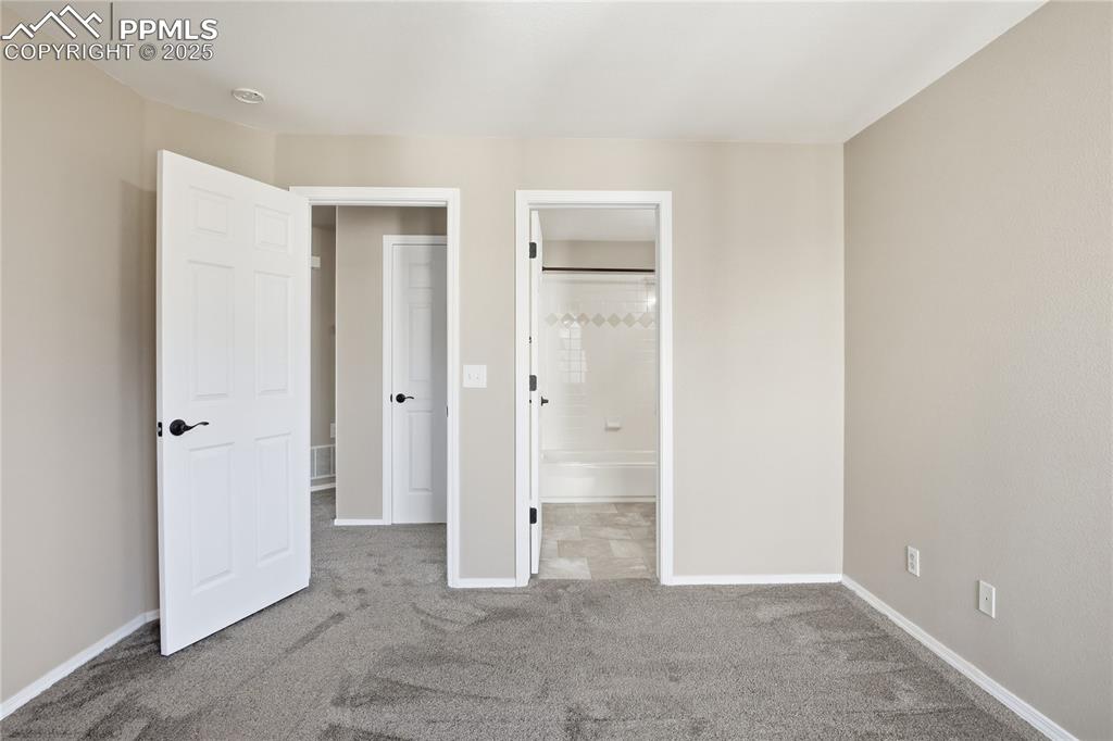 Image 18 of 25: Bedroom