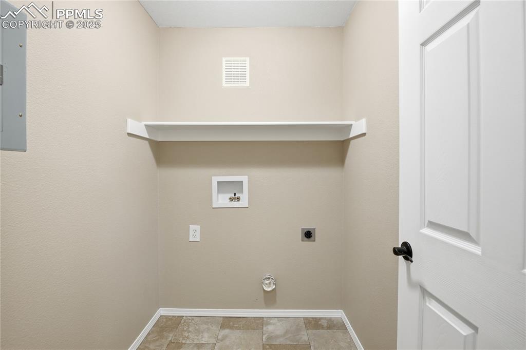 Image 20 of 25: Laundry