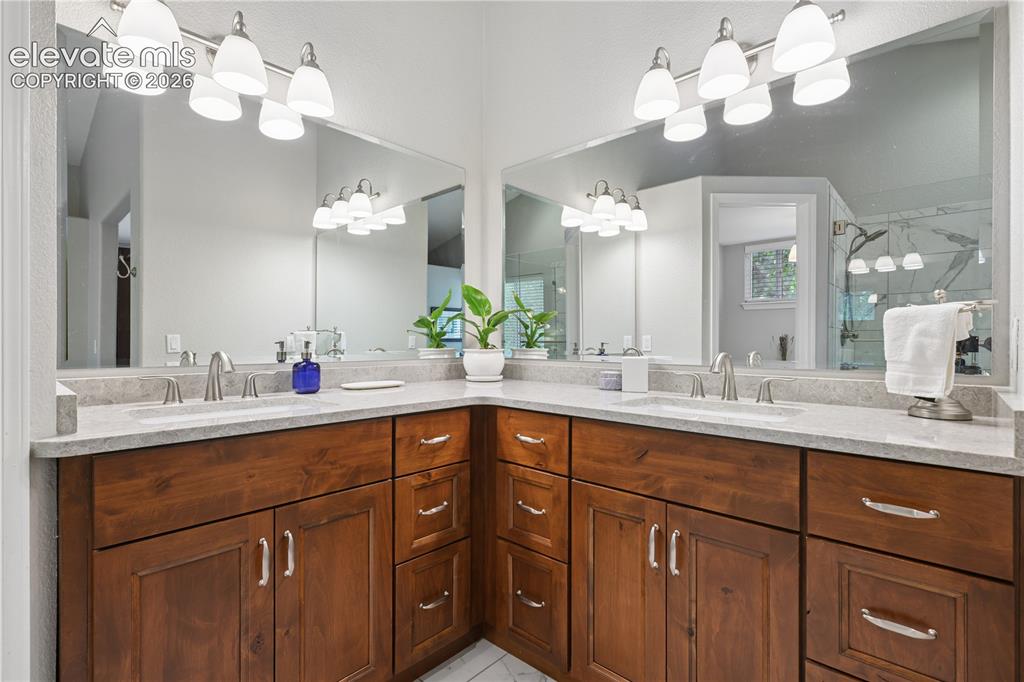 Image 20 of 46: Bathroom