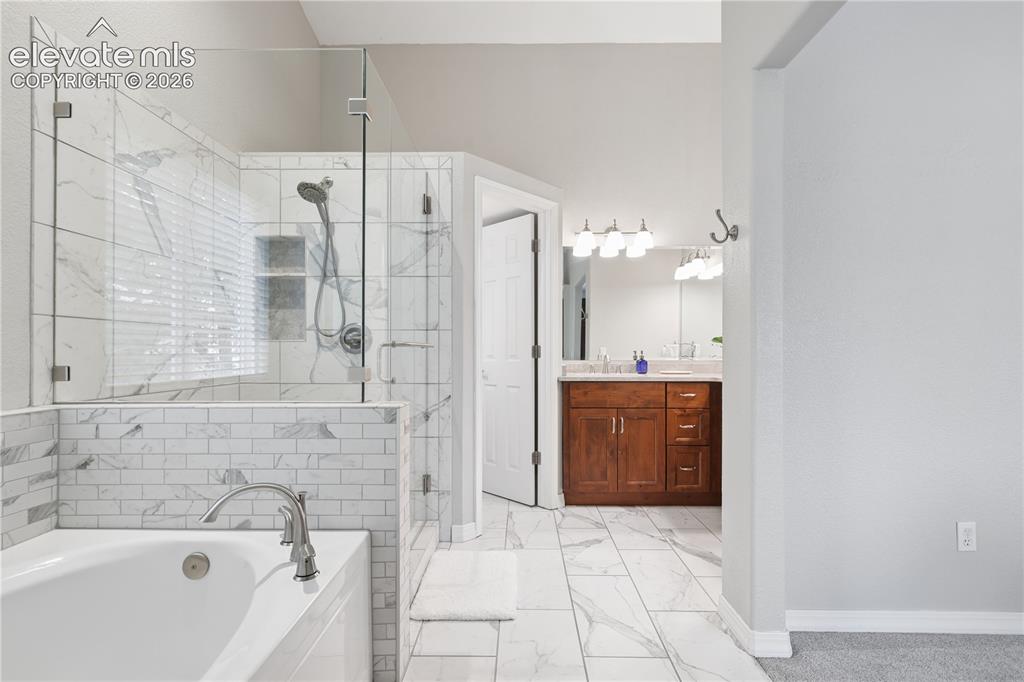 Image 22 of 46: Bathroom