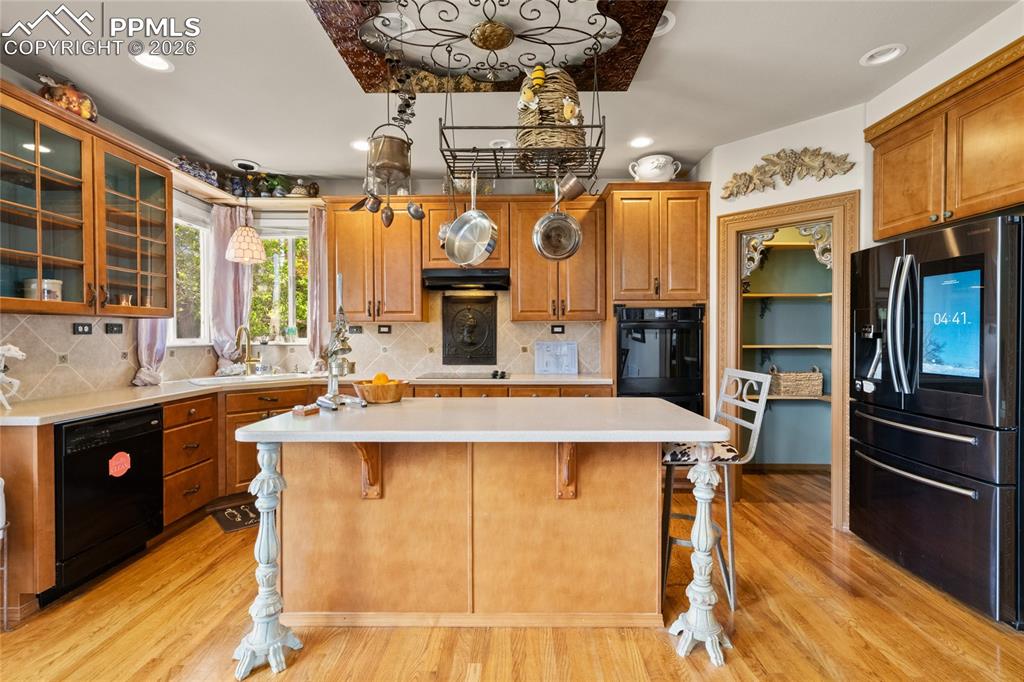 Image 13 of 43: Kitchen