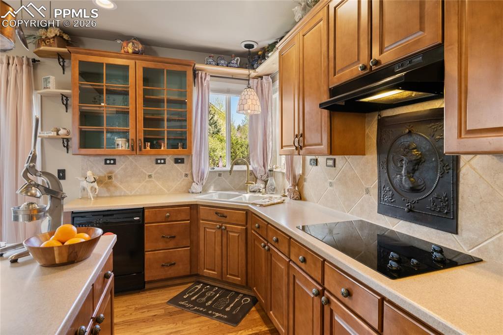 Image 14 of 43: Kitchen