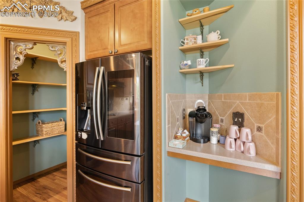 Image 15 of 43: Kitchen