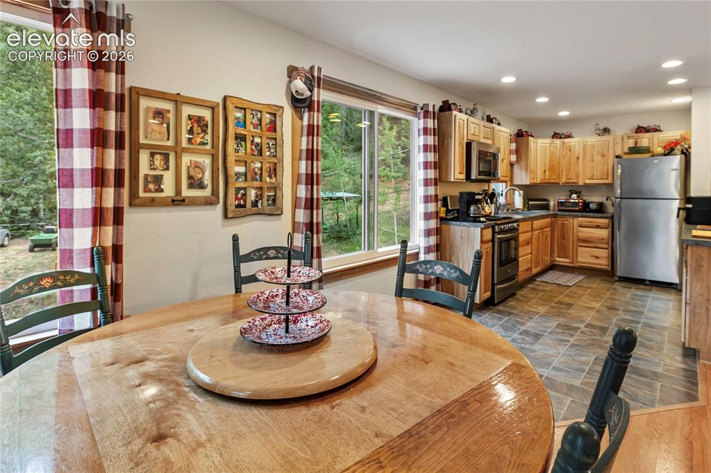 Image 11 of 50: Dining Area