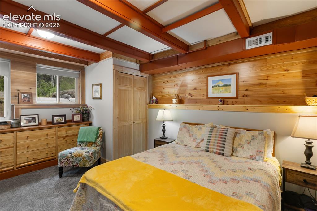 Image 19 of 50: Bedroom