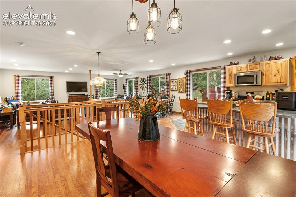 Image 9 of 50: Dining Area
