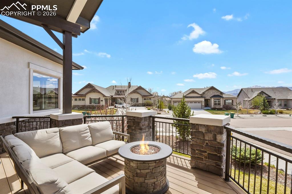 Image 11 of 50: Deck