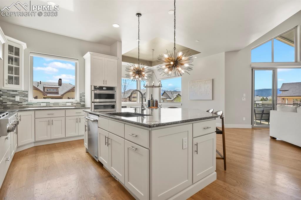 Image 16 of 50: Kitchen