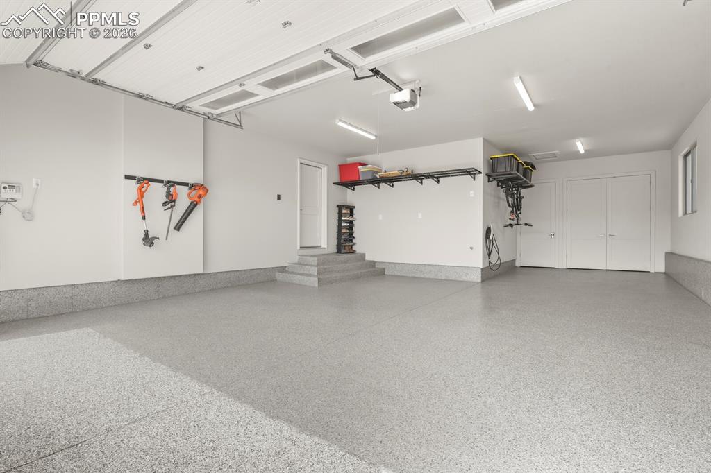 Image 19 of 50: Garage