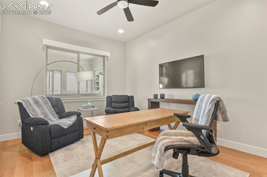 Image 20 of 50: Office